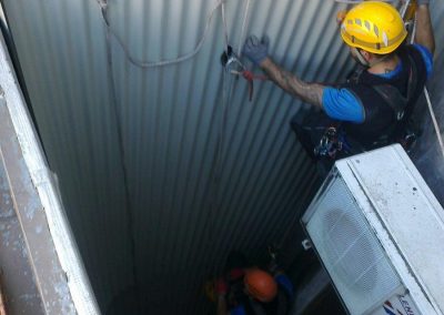 Braga | Fixação de revestimento em chapa perfilada em fachada