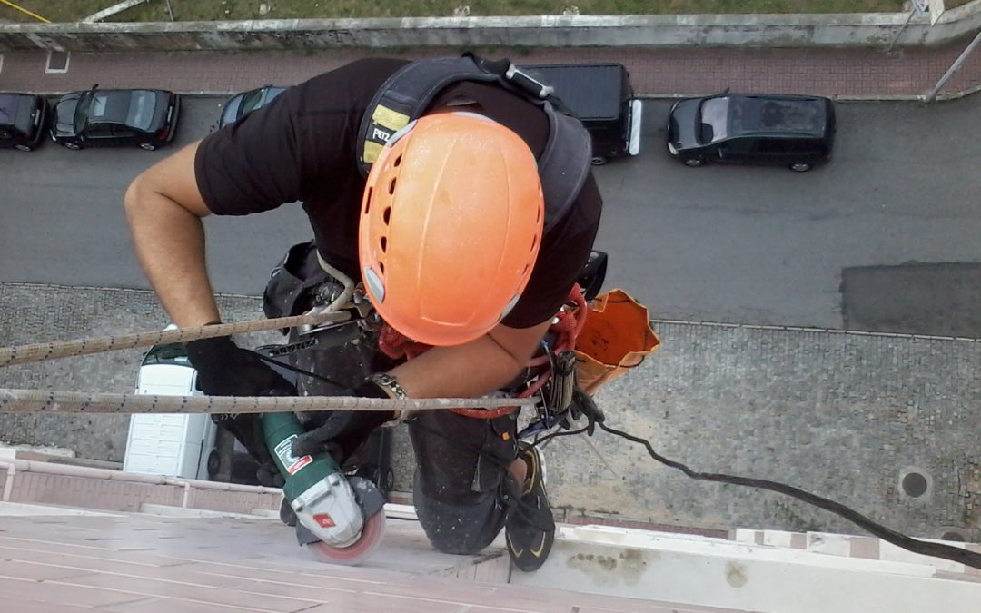 Braga | Inspecção e reparação de fissuras incluindo abertura com discos de corte da fisura e limpeza e selagem da mesa com o mastique acrilico Mapeflex AC4 da Mapei
