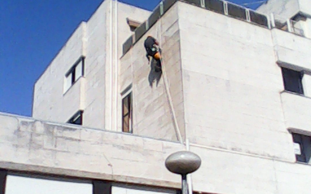 Guimarães | Aplicação de Hidrorepenete Antipluviol W da Mapei em fachada de edifício