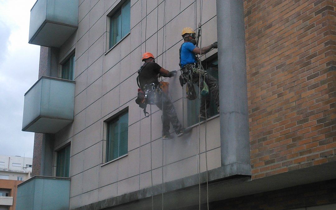Braga | Remoção total das juntas de elementos cerâmicos e nova betumação com Ultracolor Plus da Mapei