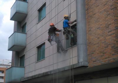 Braga | Remoção total das juntas de elementos cerâmicos e nova betumação com Ultracolor Plus da Mapei
