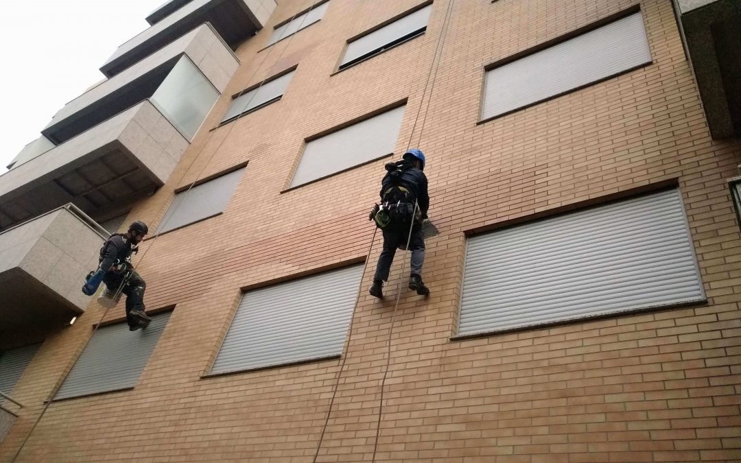 Reabilitação de fachada com elementos cerâmicos em queda