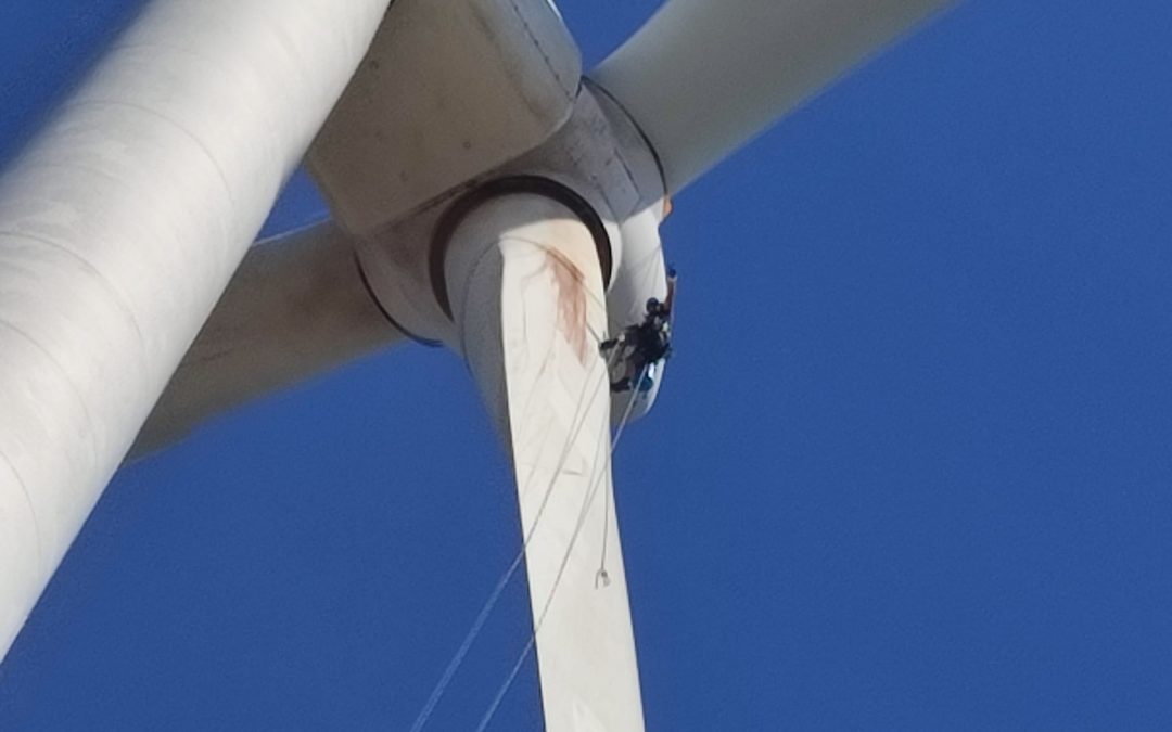 Limpeza de pás em parque eólico